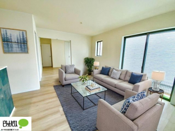 ���r���O�@�C���e���A�̉f����L�X�Ƃ������r���O�����ۂ̎����ʐ^��CG�ŉƋ��z�u�����C���[�W�ł���A���ۂƂ͑����قȂ�܂��B