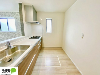 �L�b�`���@�l�C�̃J�E���^�[�L�b�`������́A���r���O�ɂ��邲�Ƒ��̗l�q���f���܂�