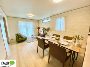 ���r���O�@���R�����������ޒg���ȃ��r���O�B��������ɂ͓Ǐ��₨���Q�ł����Ȃ���̂�т�Ɖ߂����ЂƎ����B