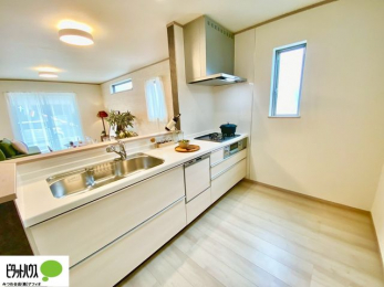 �L�b�`���@�l�C�̃J�E���^�[�L�b�`������́A���r���O�ɂ��邲�Ƒ��̗l�q���f���܂�