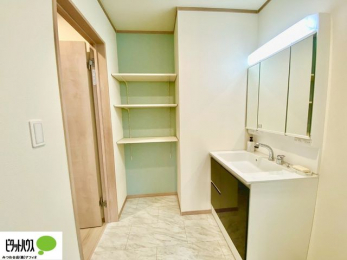 ���ʑ�E���ʏ��@���ʏ��Ɏ��[�X�y�[�X��݂��܂����B������^�I���A�X�g�b�N��܂Ȃǉ����Ƒ����̂Ń��l���ɃX�y�[�X������Əd�󂵂܂��B