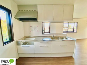 �L�b�`���@�l�C�̃J�E���^�[�L�b�`������́A���r���O�ɂ��邲�Ƒ��̗l�q���f���܂�