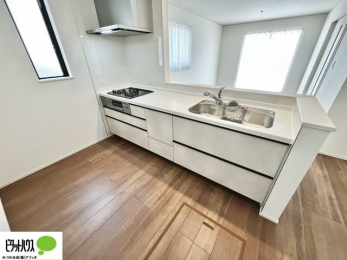 �L�b�`���@�{�H��ʐ^�@�l�C�̃J�E���^�[�L�b�`������́A���r���O�ɂ��邲�Ƒ��̗l�q���f���܂�