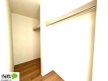 ���[�@�傫�ȃE�H�[�N�C���N���[�[�b�g�ɂ́A�G�ߕ��̈ߗނȂǂ܂Ƃ߂Ď��[�ł��A���������L���g���܂�