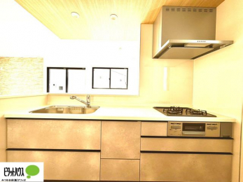 �L�b�`���@�R�����͊�����3���B�O�����@�\�t���œ����������\�Ȃ̂ŁA�����I�ɂ��������o���܂��B���ʂ̏��Ȃ��f�U�C���Ȃ̂ŁA���������y�X�B