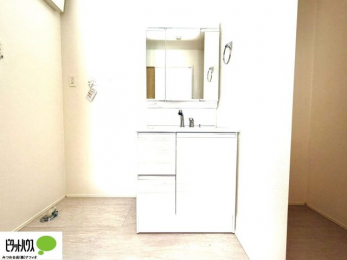 ���ʑ�E���ʏ��@�V�����[�t���O�ʋ����ʑ�B�㕔�ɂ����[�X�y�[�X������A�������X�b�L���Еt���܂�