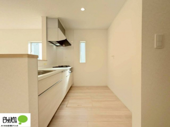 �L�b�`���@�l�C�̃J�E���^�[�L�b�`������́A���r���O�ɂ��邲�Ƒ��̗l�q���f���܂�