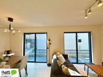 ���r���O�@�傫�ȑ�����ۓI�ȃ��r���O�́A�������邢��C�ɂ��Ă���܂��ˁB