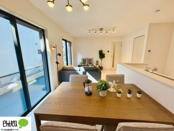 ���r���O�@���R�����������ޒg���ȃ��r���O�B��������ɂ͓Ǐ��₨���Q�ł����Ȃ���̂�т�Ɖ߂����ЂƎ����B