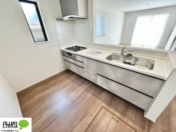 �L�b�`���@�{�H��ʐ^�F�l�C�̃J�E���^�[�L�b�`������́A���r���O�ɂ��邲�Ƒ��̗l�q���f���܂�