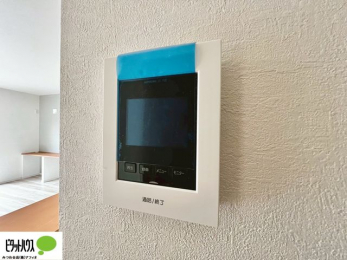 �@������Ԃ����S��TV���j�^�[�t���C���^�[�z��