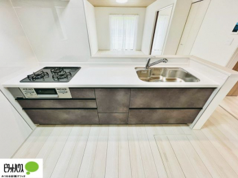 �L�b�`���@�{�H��ʐ^�F�l�C�̃J�E���^�[�L�b�`������́A���r���O�ɂ��邲�Ƒ��̗l�q���f���܂�