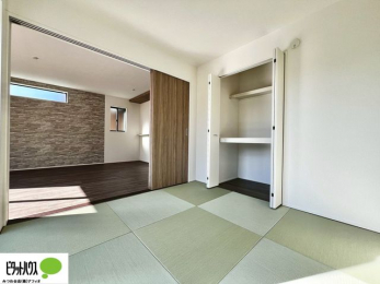 �o���R�j�[�@�a���ɂ��鉟����͗��q�p�̕z�c��G�߂̕z�c����������ۊǂł��܂��B