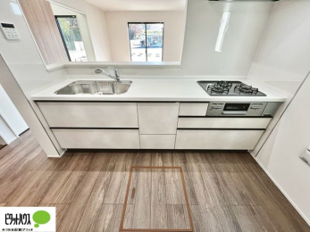 �L�b�`���@�l�C�̃J�E���^�[�L�b�`������́A���r���O�ɂ��邲�Ƒ��̗l�q���f���܂�