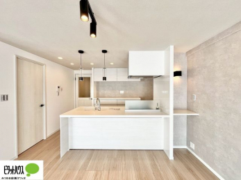 ���r���O�@���R�����������ޒg���ȃ��r���O�B��������ɂ͓Ǐ��₨���Q�ł����Ȃ���̂�т�Ɖ߂����ЂƎ����B