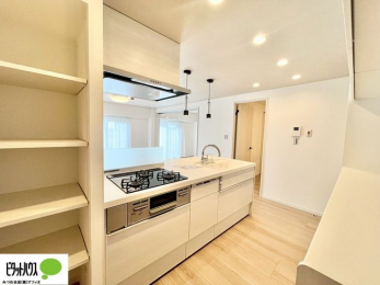 �L�b�`���@�l�C�̃J�E���^�[�L�b�`������́A���r���O�ɂ��邲�Ƒ��̗l�q���f���܂�