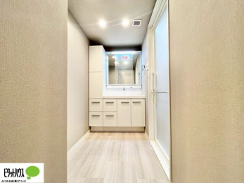 ���ʑ�E���ʏ��@�V�����[�t���O�ʋ����ʑ�B�㕔�ɂ����[�X�y�[�X������A�������X�b�L���Еt���܂�