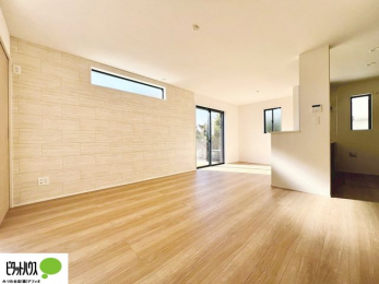 ���̑��@���r���O�́A�Ƌ�̔z�u���l���₷�������`�^�ł��B�߂����₷���Ƒ��݂�Ȃ̌e���̏�ɁB