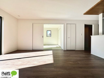 ���̑��@�傫�ȑ��̂��郊�r���O�͖��邭�A���ʂ����ǂ��A�Ƒ��݂�Ȃ̏΂����������n��܂�