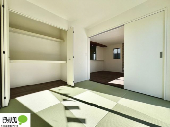 �Q���@�傫�ȃE�H�[�N�C���N���[�[�b�g�ɂ́A�G�ߕ��̈ߗނȂǂ܂Ƃ߂Ď��[�ł��A���������L���g���܂�