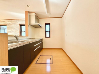 �L�b�`���@�l�C�̃J�E���^�[�L�b�`������́A���r���O�ɂ��邲�Ƒ��̗l�q���f���܂�