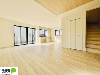 ���r���O�@���R�ƉƑ��̊炪���킹����l�C�̃��r���O�C���K�i�B