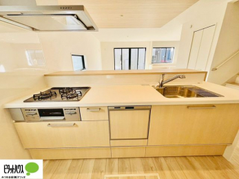 �L�b�`���@�l�C�̃J�E���^�[�L�b�`������́A���r���O�ɂ��邲�Ƒ��̗l�q���f���܂�