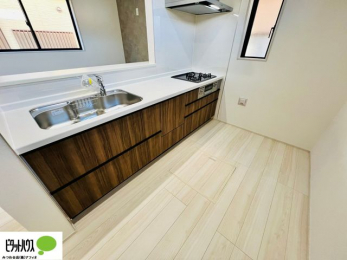 �L�b�`���@�{�H��ʐ^�F�l�C�̃J�E���^�[�L�b�`������́A���r���O�ɂ��邲�Ƒ��̗l�q���f���܂�