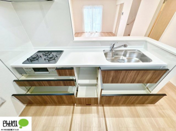 �L�b�`���@�R�����͊�����3���B�O�����@�\�t���œ����������\�Ȃ̂ŁA�����I�ɂ��������o���܂��B���ʂ̏��Ȃ��f�U�C���Ȃ̂ŁA���������y�X�B