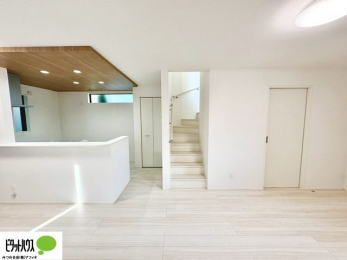 ���r���O�@���R�ƉƑ��̊炪���킹����l�C�̃��r���O�C���K�i�B