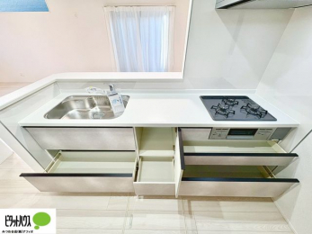 �L�b�`���@�R�����͊�����3���B�O�����@�\�t���œ����������\�Ȃ̂ŁA�����I�ɂ��������o���܂��B���ʂ̏��Ȃ��f�U�C���Ȃ̂ŁA���������y�X�B