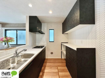 �L�b�`���@�{�H��ʐ^�F�l�C�̃J�E���^�[�L�b�`������́A���r���O�ɂ��邲�Ƒ��̗l�q���f���܂�