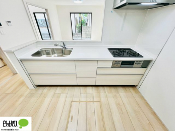 �L�b�`���@�{�H��ʐ^�@�l�C�̃J�E���^�[�L�b�`������́A���r���O�ɂ��邲�Ƒ��̗l�q���f���܂�