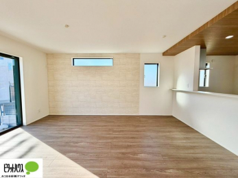 �L�b�`���@16���̃��r���O�́A�Ƌ�̔z�u���l���₷�������`�^�ł��B�߂����₷���Ƒ��݂�Ȃ̌e���̏�ɁB