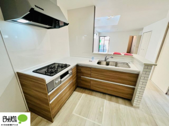 �L�b�`���@�{�H��ʐ^�F�l�C�̃J�E���^�[�L�b�`������́A���r���O�ɂ��邲�Ƒ��̗l�q���f���܂�