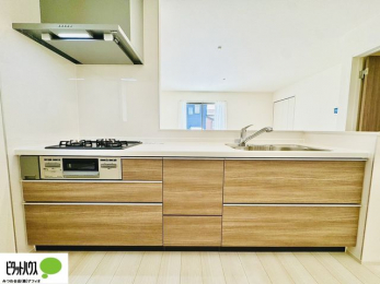 �L�b�`���@�{�H��ʐ^�F�l�C�̃J�E���^�[�L�b�`������́A���r���O�ɂ��邲�Ƒ��̗l�q���f���܂�