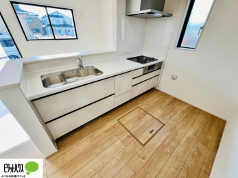 �L�b�`���@�{�H��ʐ^�@�l�C�̃J�E���^�[�L�b�`������́A���r���O�ɂ��邲�Ƒ��̗l�q���f���܂�