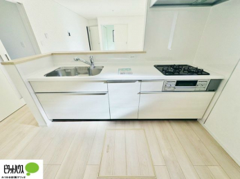 �L�b�`���@�{�H��ʐ^�F�l�C�̃J�E���^�[�L�b�`������́A���r���O�ɂ��邲�Ƒ��̗l�q���f���܂�