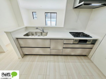 �L�b�`���@�{�H��ʐ^�@�l�C�̃J�E���^�[�L�b�`������́A���r���O�ɂ��邲�Ƒ��̗l�q���f���܂�