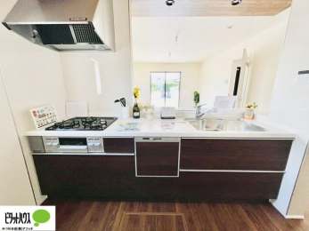 �L�b�`���@�{�H��ʐ^�F�l�C�̃J�E���^�[�L�b�`������́A���r���O�ɂ��邲�Ƒ��̗l�q���f���܂�