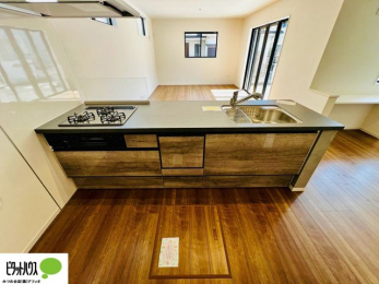 �L�b�`���@�{�H��ʐ^�@�l�C�̃J�E���^�[�L�b�`������́A���r���O�ɂ��邲�Ƒ��̗l�q���f���܂�