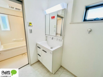 ���ʑ�E���ʏ��@�{�H��ʐ^�F�V�����[�t���O�ʋ����ʑ�B�㕔�ɂ����[�X�y�[�X������A�������X�b�L���Еt���܂�