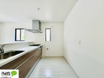 �L�b�`���@�{�H��ʐ^�@�l�C�̃J�E���^�[�L�b�`������́A���r���O�ɂ��邲�Ƒ��̗l�q���f���܂�