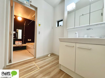 ���ʑ�E���ʏ��@�{�H��ʐ^�@�O�ʋ��̗���A�V���N���ȂǑ������[��������A�L�X�Ƃ������ʉ��ϑ�ł��B