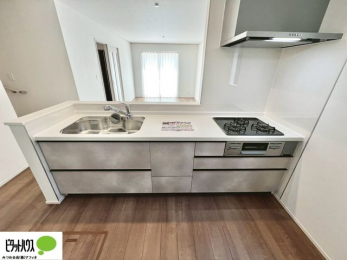 �L�b�`���@�{�H��ʐ^�@�l�C�̃J�E���^�[�L�b�`������́A���r���O�ɂ��邲�Ƒ��̗l�q���f���܂�