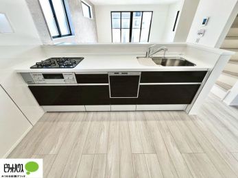 �L�b�`���@�{�H��ʐ^�F�l�C�̃J�E���^�[�L�b�`������́A���r���O�ɂ��邲�Ƒ��̗l�q���f���܂�