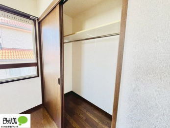 �o���R�j�[�@�N���[�[�b�g�́A�����E���s��������A��̒����ߗނ����N���N���[�\�ł�