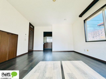 ���r���O�@�傫�ȑ��̂��郊�r���O�͖��邭�A���ʂ����ǂ��A�Ƒ��݂�Ȃ̏΂����������n��܂�