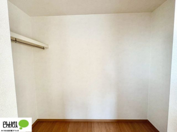 ���[�@�傫�ȃE�H�[�N�C���N���[�[�b�g�ɂ́A�G�ߕ��̈ߗނȂǂ܂Ƃ߂Ď��[�ł��A���������L���g���܂�