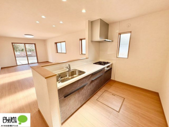 ���r���O�@20���̃��r���O�́A�Ƌ�̔z�u���l���₷�������`�^�ł��B�߂����₷���Ƒ��݂�Ȃ̌e���̏�ɁB